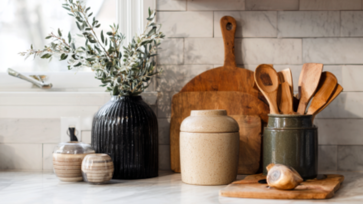 soufiane08552_Kitchen_Counter_Decor_Tips_for_a_Sleek_and_Stylis_8597820c-f23e-4578-b516-e0ce13b20937