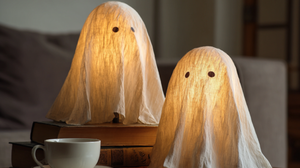 soufiane08552_Creative_Ways_to_Style_Ghost_Reading_Book_Lamps_f_86b4570c-3616-4c1a-9179-496eb8e4200b