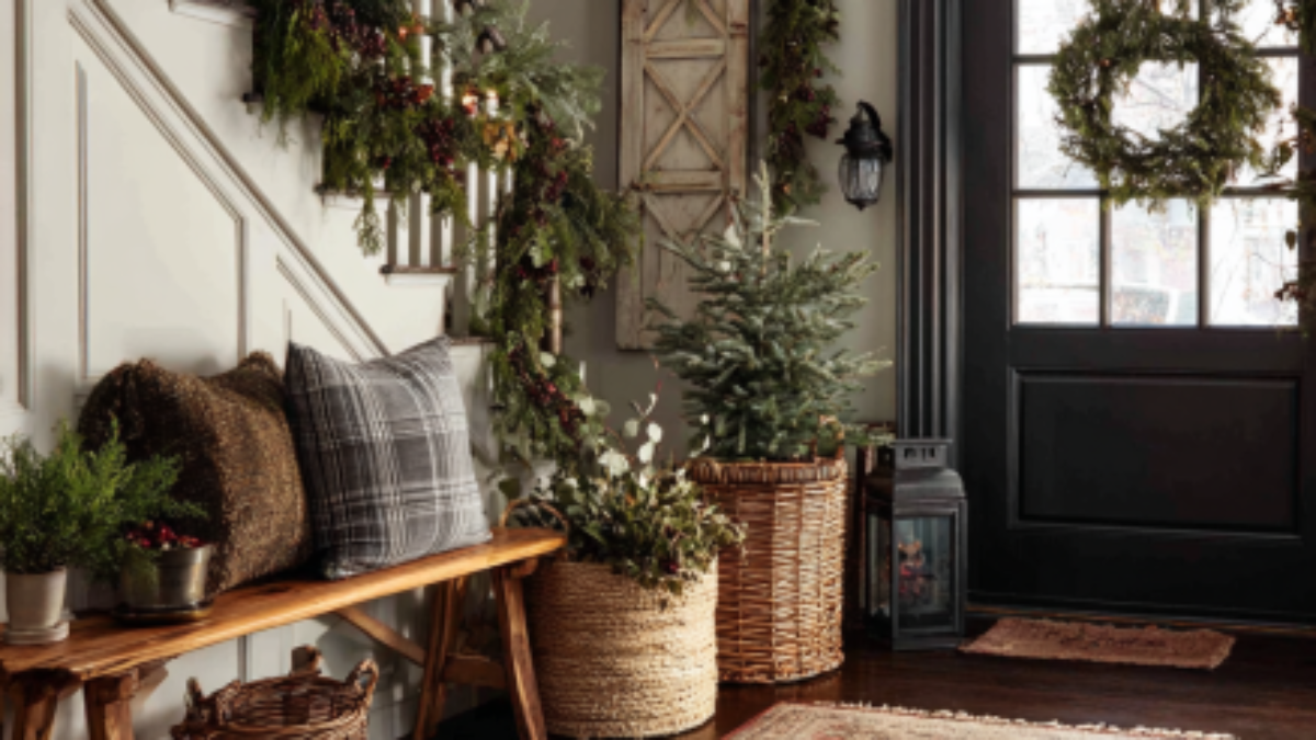soufiane08552_Stunning_Christmas_Entryway_Ideas_to_Welcome_Holi_5280afb6-b532-4a76-83cd-324b96e75d12