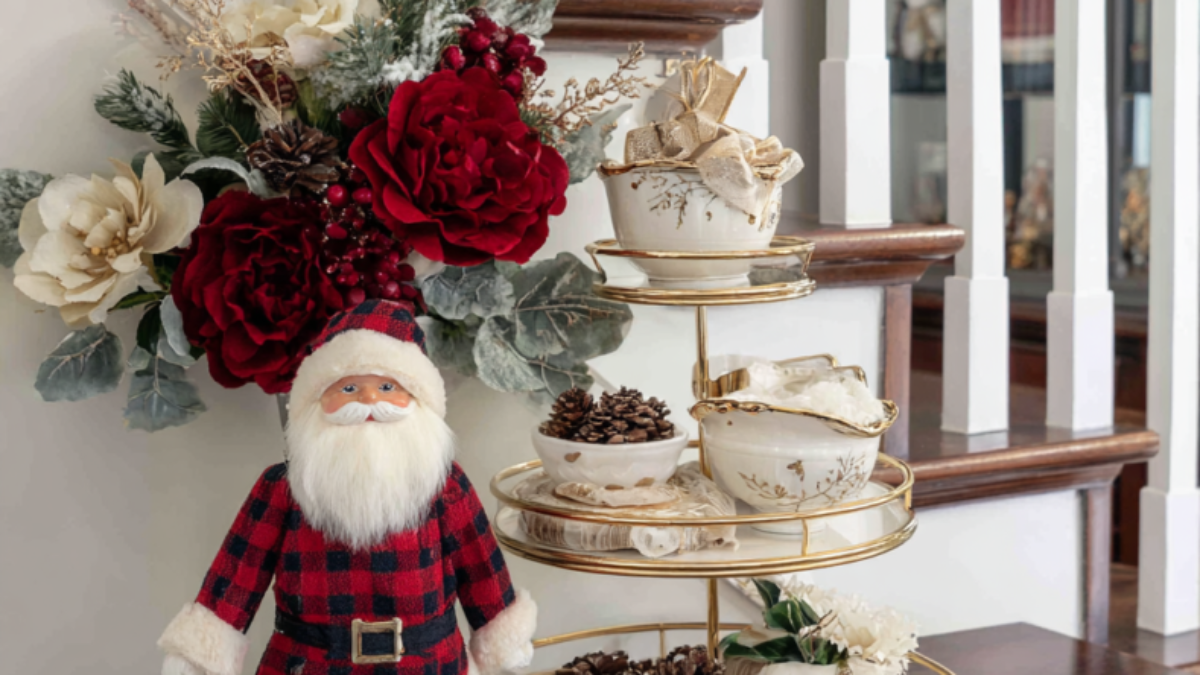 soufiane08552_hristmas_Tiered_Tray_Decorating_Ideas_for_Festive_026afd69-42ff-4389-afa5-a5bcf472244c