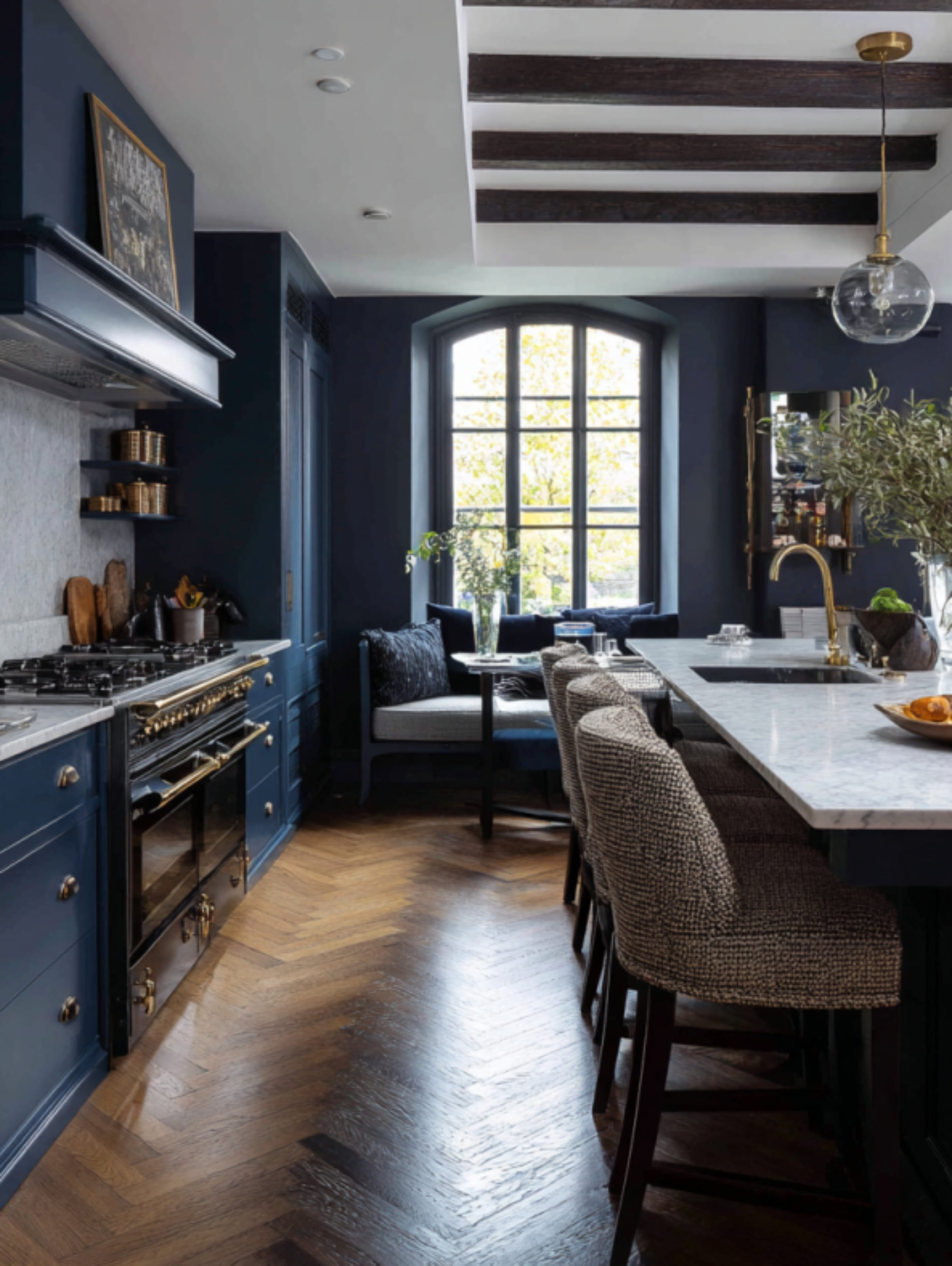 soufiane08552_Dramatic_Dark_Blue_Kitchen_Cabinet_Ideas_For_A_Mo_00d80832-1015-4991-93d9-6a5436120100