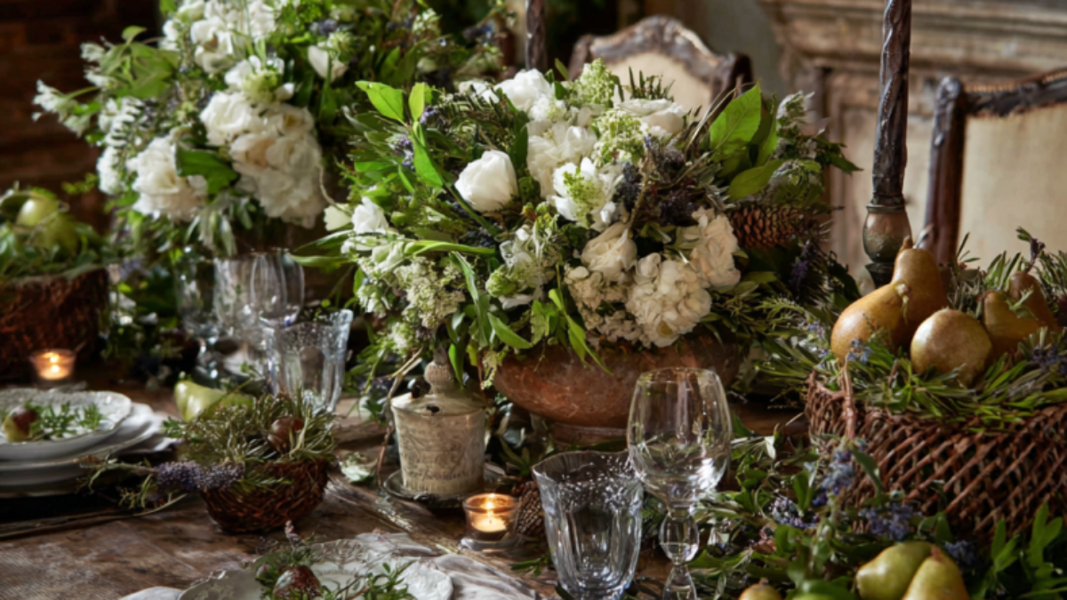 soufiane08552_Elegant_French_Christmas_Centerpieces_for_a_Festi_37e821d0-e854-4ad3-8f89-5f12b861c5d1