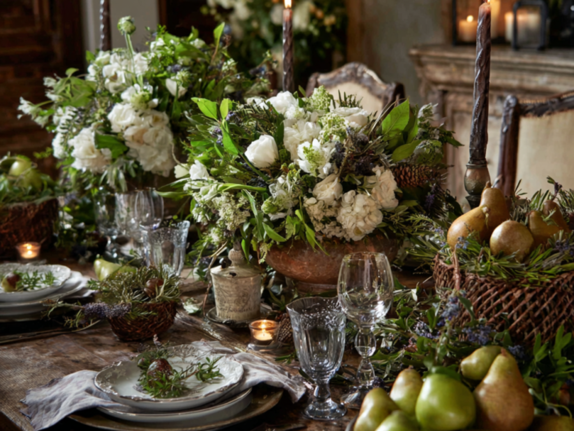 soufiane08552_Elegant_French_Christmas_Centerpieces_for_a_Festi_37e821d0-e854-4ad3-8f89-5f12b861c5d1