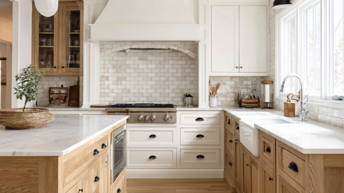 soufiane08552_Elegant_White_Oak_Kitchen_Cabinet_Ideas_for_a_Tim_29f2229c-b816-4d79-a731-ae7f00ef9e17
