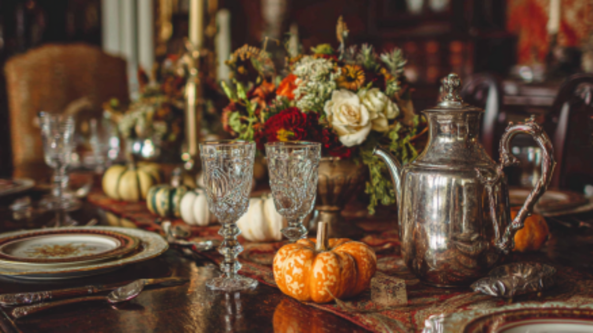 soufiane08552_Vintage_Thanksgiving_Decor_Ideas_That_Look_Stolen_9a789d95-3907-4622-a079-8d8979b6b9aa