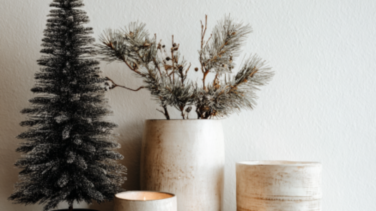 soufiane08552_Serene_Minimalist_Christmas_Decor_Ideas_for_a_Tim_75aa497a-cb60-4fa5-b303-41df7217273e