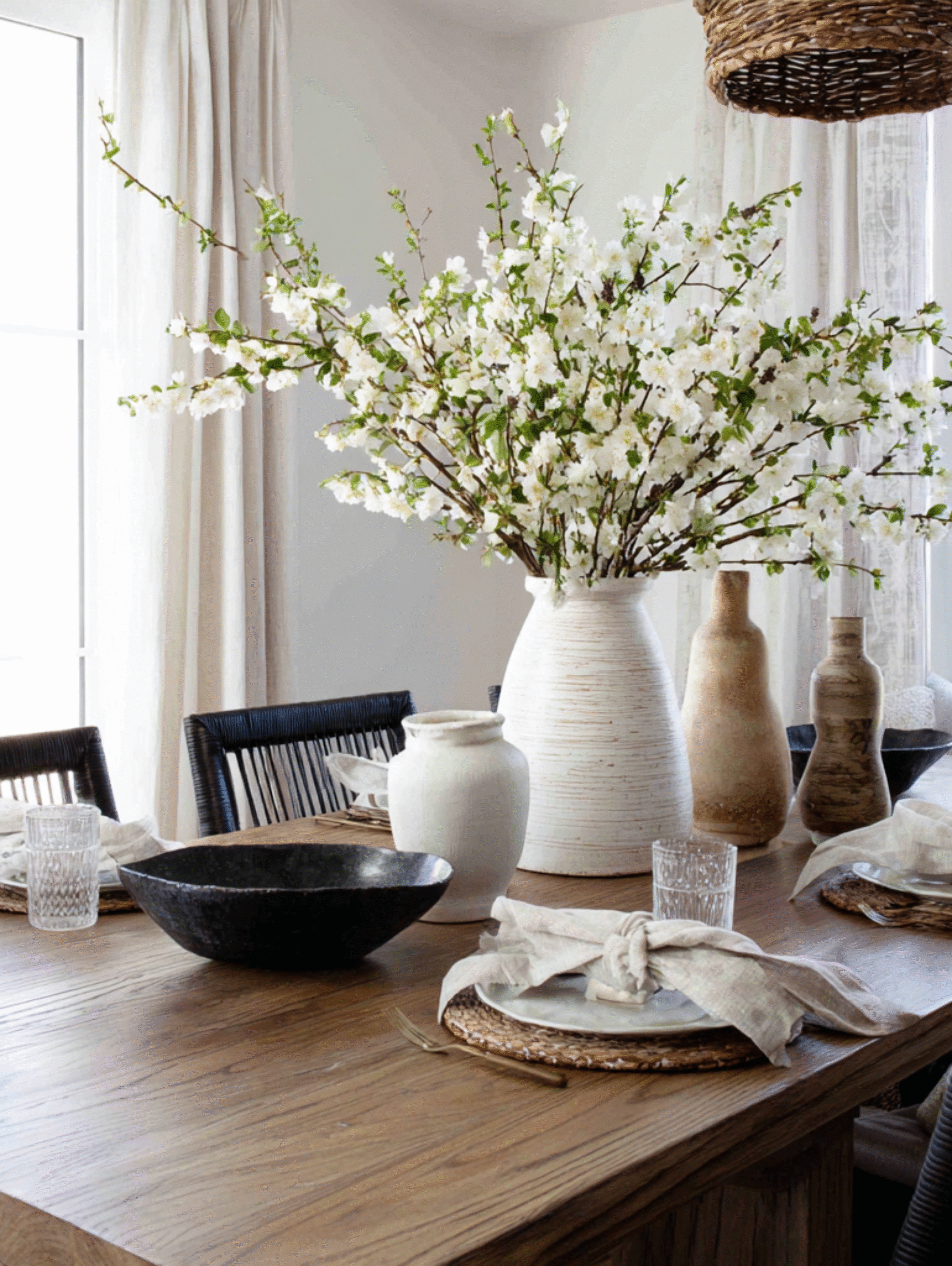 souf77_15_Neutral_Dining_Table_Centerpieces_That_Instantly_Ma_6be25d8b-cf4d-400b-a1ce-1f5b9746f2c2_0