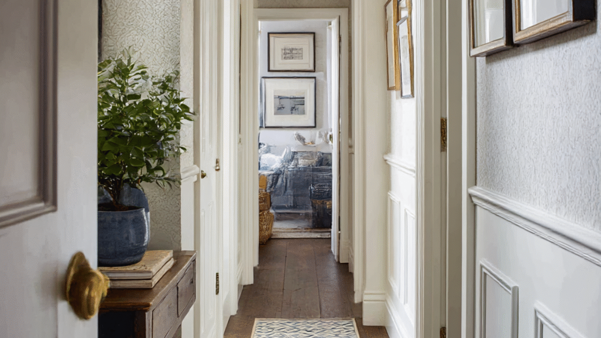 souf77_Make_a_Narrow_Hallway_Look_Wider_Designer_Tricks_--v_7_08695cf7-581a-4a83-81a1-86b024ef1401_3