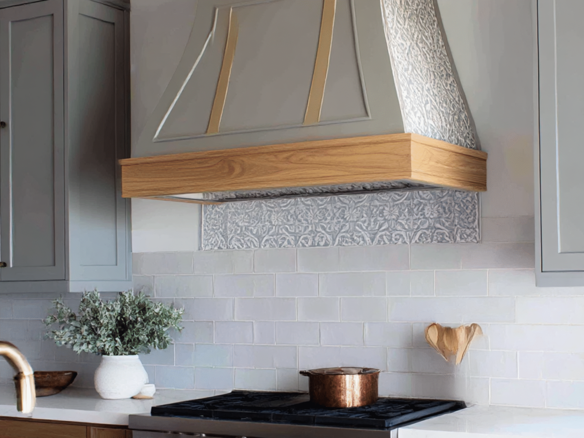 souf77_DIY_Vent_Hood_Cover_Ideas_for_a_Stylish_Kitchen_Upgrad_cbb0b99b-413f-4bd4-b175-019dcf8c926f_0